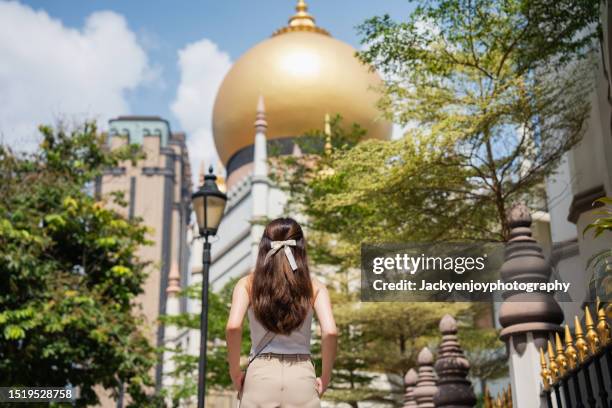 the tourists are in front of the sultan mosque in singapore. - israel finance stock pictures, royalty-free photos & images
