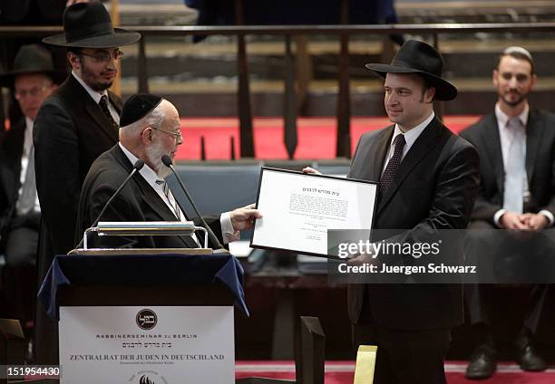 Chanoch Rear Codition Dayan Chanoch Ehrentreu Photos and Premium High Res Pictures - Getty Images