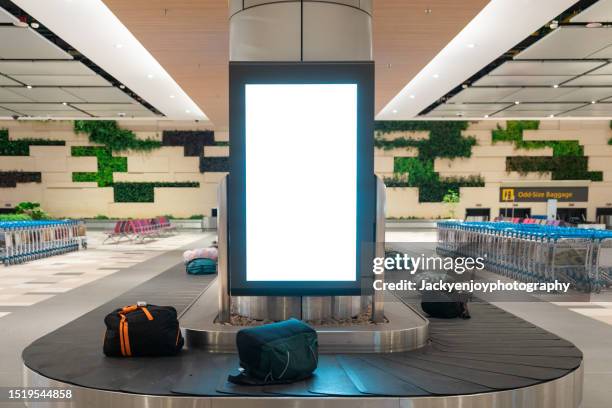 blank advertising billboard with baggage and luggage in the international airport - zona de equipajes fotografías e imágenes de stock