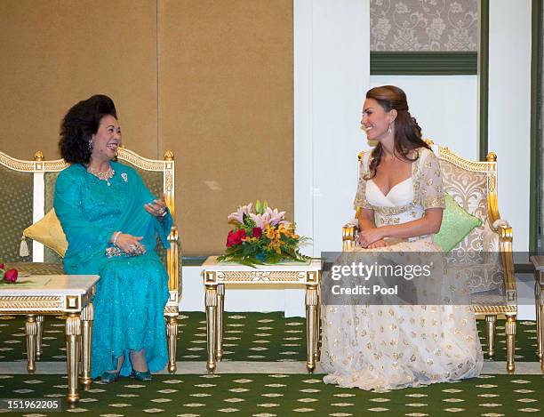 Catherine, Duchess of Cambridge talks to Sultanah Tuanku Haminah binti Hamidun the Raja Permaisuri Agong of Malaysia during an official dinner hosted...