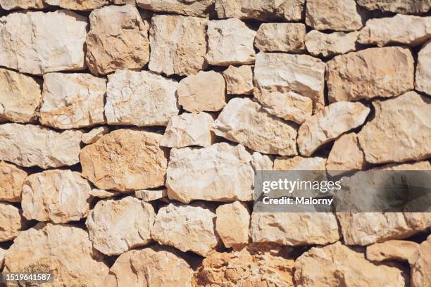 close-up of a stone wall. - muro di pietra foto e immagini stock