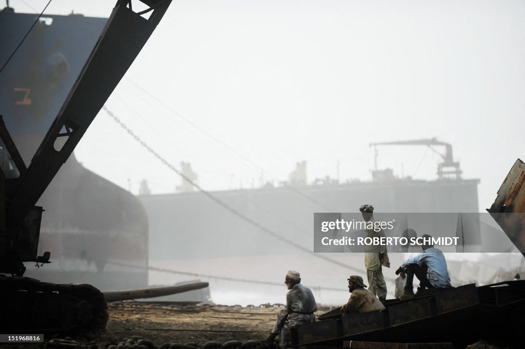 TOPSHOT-PAKISTAN-ECONOMY-LABOUR-SHIPYARD