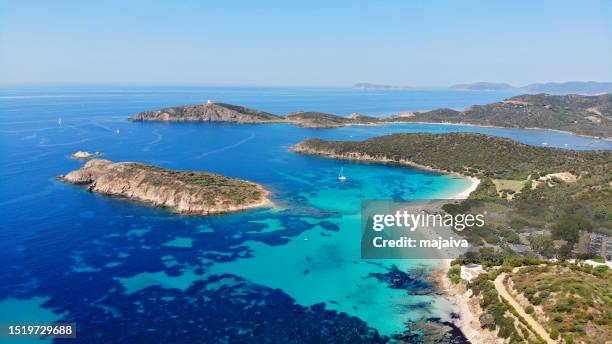 vista aerea della spiaggia di tuerredda, una delle più belle dell'isola della sardegna, italia - sardegna foto e immagini stock