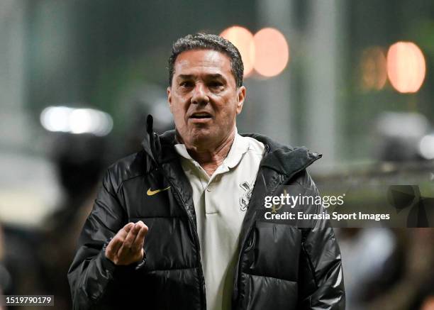 Head Coach Vanderlei Luxemburgo of Corinthians gestures during Copa do Brasil 2023 Quarter Final match between America Mineiro and Corinthians on...