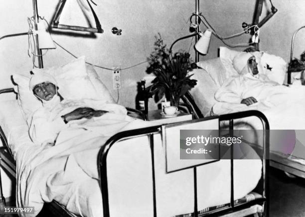 Manchester United's football team winger Albert Scanlon rests in a hospital bed 08 February 1958 in Munich after being injured in a plane crash...