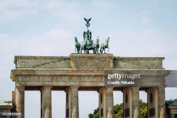 brandenburg gate in berlin. famous destination in germany. - porta de brandemburgo imagens e fotografias de stock