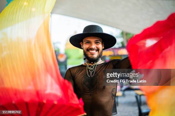 porträt eines jungen mannes mit pride-flagge auf einem schwulen festival - annual latin pride festival stock-fotos und bilder