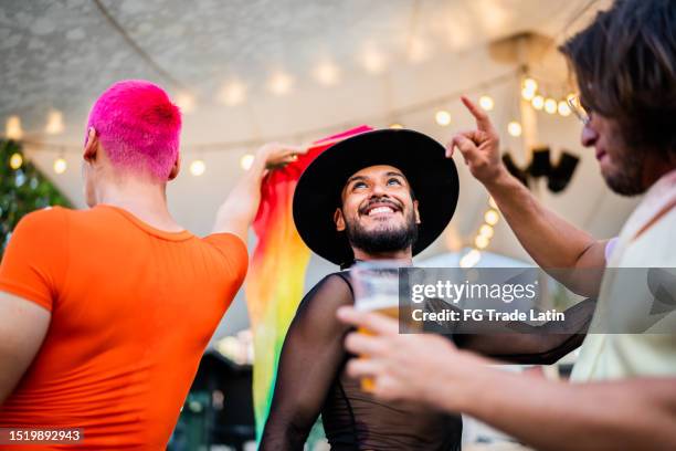 amigos adultos bailando en un festival gay - crossdressing party fotografías e imágenes de stock