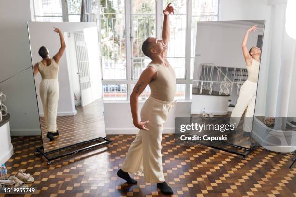 mann, der zeitgenössischen tanz vor oder vor spiegeln macht - contemporary dance stock-fotos und bilder