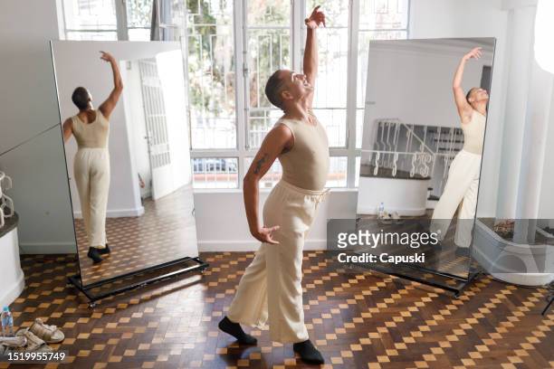 uomo che fa danza contemporanea davanti o specchi - contemporary dance foto e immagini stock
