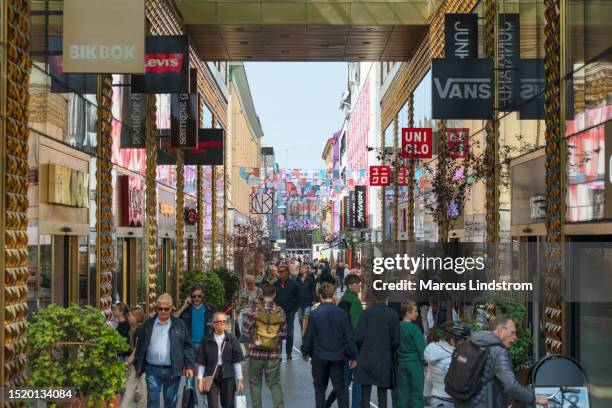 crowded shopping street in central gothenburg - göteborg stad bildbanksfoton och bilder