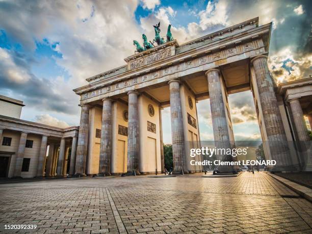 low angle view of the brandenburg gate (brandenburger tor) in central berlin (mitte), germany. - porta de brandemburgo imagens e fotografias de stock