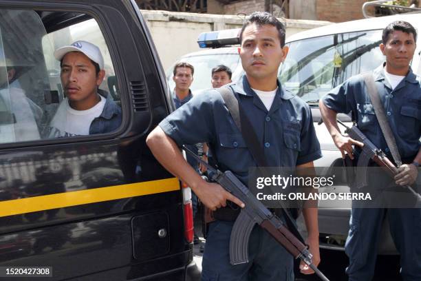 Agentes penitenciarios custodian a miembros de la Mara 18 en las inmediaciones de la Torre de Tribunales en Ciudad de Guatemala, el 04 de abril de...