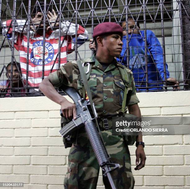 Un soldado del Ejercito de Guatemala custodia el edificio de la Torre de Tribunales en Ciudad de Guatemala, el 04 de abril de 2006. Al menos tres...