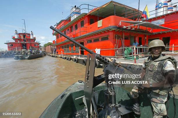 Soldier stands guard at the port of Manague on the Rio Magdalena, Bolivar, Colombia, 30 August 2002. Un soldado de la armada operando una...