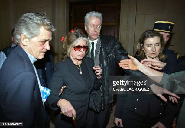 L'actrice Brigitte Bardot sort d'une chambre du tribunal correctionnel de Paris accompagnée par son mari Bernard d'Ormale , le 06 mai 2004, après sa...