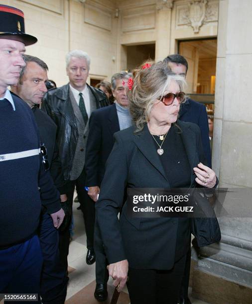 L'actrice Brigitte Bardot arrive le 06 mai 2004 au tribunal correctionnel de Paris, afin de comparaître pour provocation à la haine raciale, suite à...