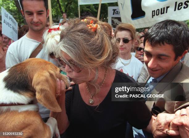 L'ancienne actrice Brigitte Bardot embrasse, le 29 mai 1999 à Moulins devant la préfecture, un chien Beagles avant son entretien avec monsieur...