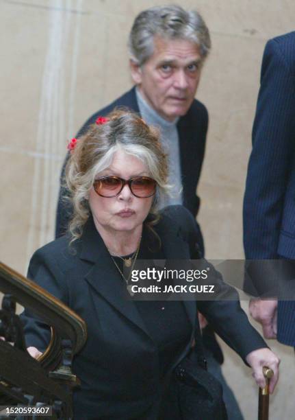 L'actrice Brigitte Bardot arrive accompagné de son mari Bernard d'Ormale, le 06 mai 2004 au tribunal correctionnel de Paris, afin de comparaître pour...