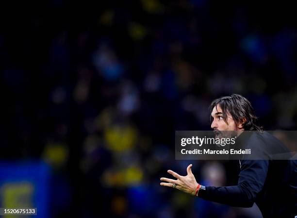 Diego Martinez coach of Huracan gives instructions to his team players during a match between Boca Juniors and Huracan as part of Liga Profesional...