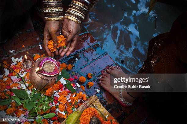 rituals at chhat puja - chhath festival - fotografias e filmes do acervo