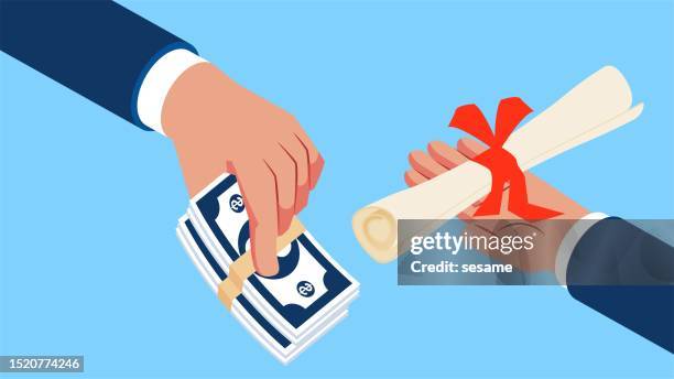 ilustraciones, imágenes clip art, dibujos animados e iconos de stock de compra de diplomas o certificados honoríficos, cuotas de educación, préstamos estudiantiles o cuotas de educación y deudas, dinero en mano para comprar certificados honoríficos - pago de matrícula