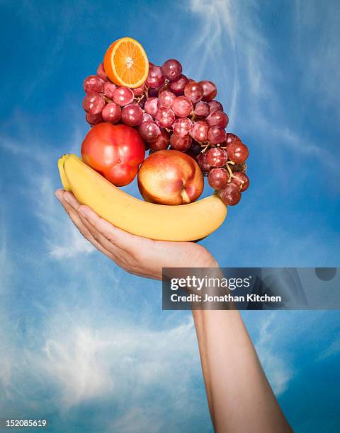 hand fruit basket - 5 am tag stock-fotos und bilder