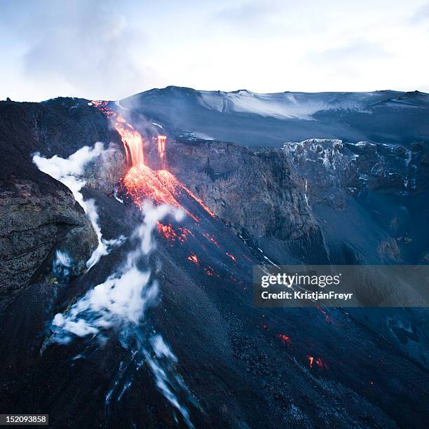 fimmvörðuháls volcano - fimmvorduhals volcano imagens e fotografias de stock