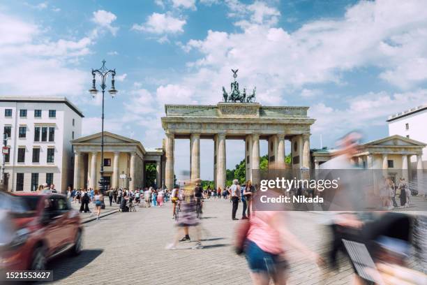 brandenburger tor, berlin bei tag, geschäftige stadt, verschwommene bewegung, lebendige atmosphäre. - deutsche kultur stock-fotos und bilder