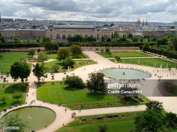 tuileries's gardens - musée du louvre stockfoto's en -beelden