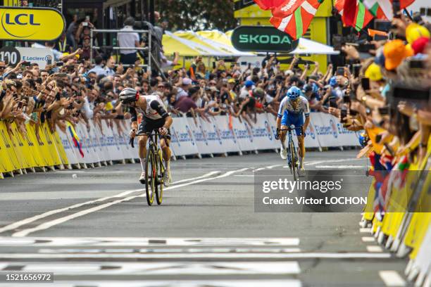 Adam Yates sur le point de gagner regardant son frère jumeau Simon Yates derrière lui en deuxième position lors de l'arrivée de la première étape du...