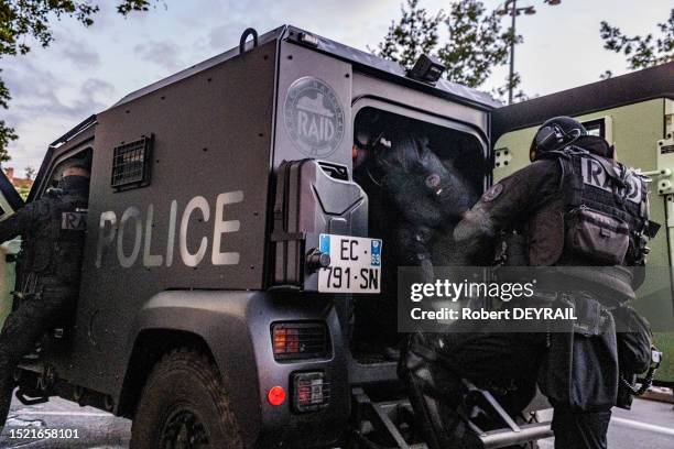 946 photos et images de Raid French Police - Getty Images