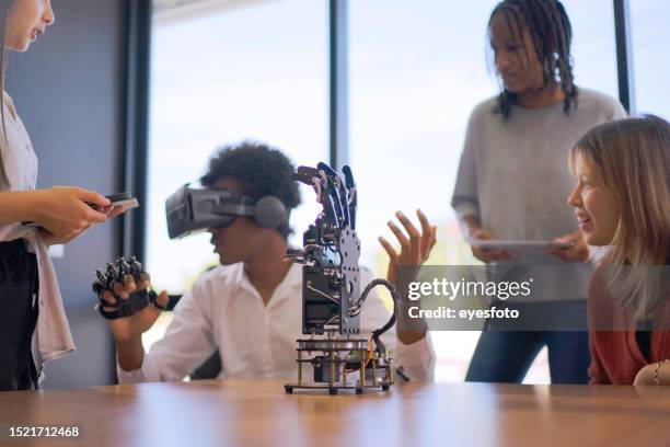 los estudiantes están trabajando con el proyecto del brazo robótico. - robótica fotografías e imágenes de stock