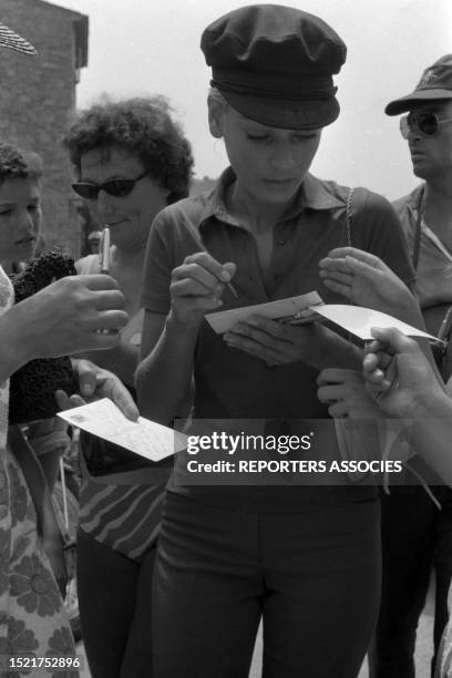 Geneviève Grad signe des autographes lors du tournage du film 'Le gendarme se marie' à Saint-Tropez le 10 juillet 1968