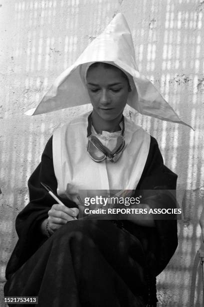 Geneviève Grad habillée en cornette religieuse lors du tournage du film 'Le gendarme se marie' à Saint-Tropez le 10 juillet 1968