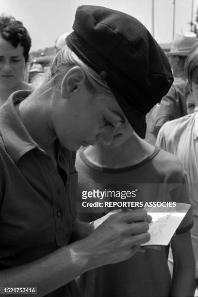 Geneviève Grad signe des autographes lors du tournage du film 'Le gendarme se marie' à Saint-Tropez le 10 juillet 1968