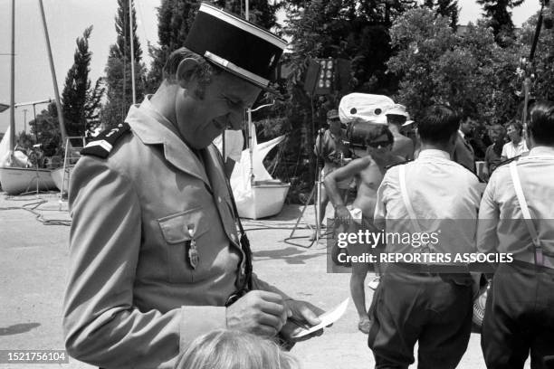 Christian Marin signe une autographe lors du tournage du film 'Le gendarme se marie' à Saint-Tropez le 10 juillet 1968