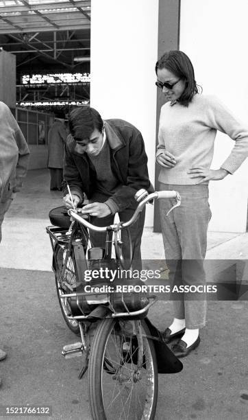 Le nageur français Alain Mosconi et son Solex à Paris le 29 octobre 1966