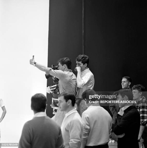 Le chorégraphe néerlandais Dirk Sanders et Jean-Christophe Averty lors d'une répétition filmé à Paris le 5 octobre 1964