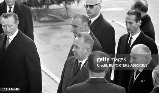 Le Premier ministre soviétique Alexis Kossyguine et le Premier ministre français Georges Pompidou se recueillent devant la tombe du soldat inconnu à...