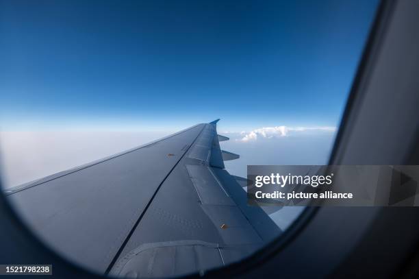 July 2023, Serbia, Belgrad: View from an Airbus A319 from Belgrade to Stuttgart of the airline Air Serbia. Photo: Silas Stein/dpa