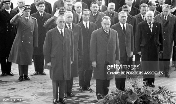 Le Premier ministre soviétique Alexis Kossyguine et le Premier ministre français Georges Pompidou se recueillent devant la tombe du soldat inconnu à...