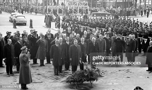 Le Premier ministre soviétique Alexis Kossyguine et le Premier ministre français Georges Pompidou se recueillent devant la tombe du soldat inconnu à...