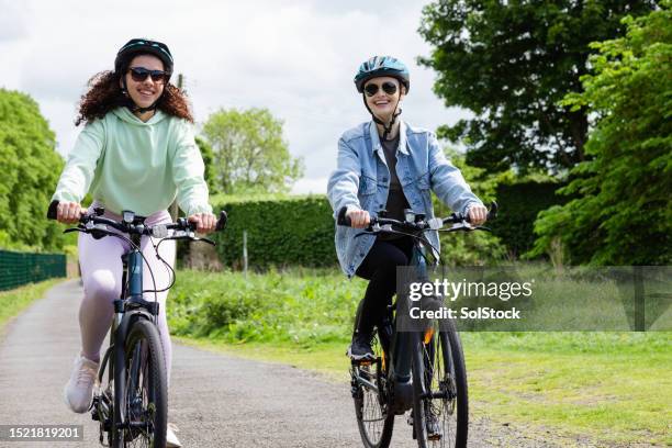 outdoor hobbies with friends - teenager cycling helmet stock pictures, royalty-free photos & images