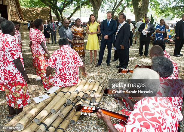 Catherine, Duchess of Cambridge and Prince William, Duke of Cambridge visita cultural village on their Diamond Jubilee tour of the Far East on...
