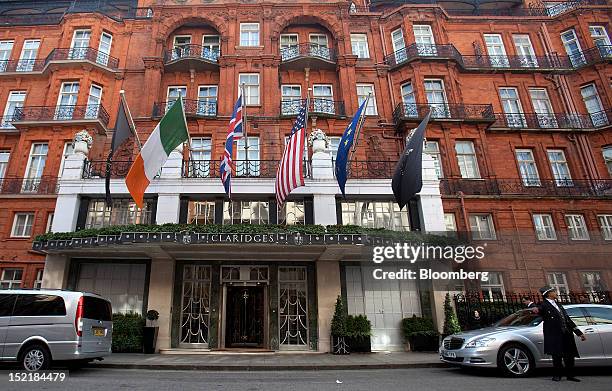 Doorman hails a taxi cab in front of Claridge's Hotel in London, U.K., on Monday, Sept. 17, 2012. Glencore's London office is a few blocks from...