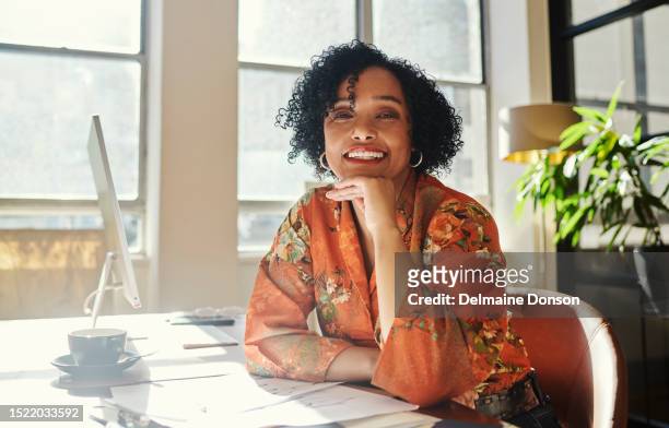 empresária negra senta-se em sua mesa sorrindo. foto de stock, espaço da cópia - diretor criativo - fotografias e filmes do acervo