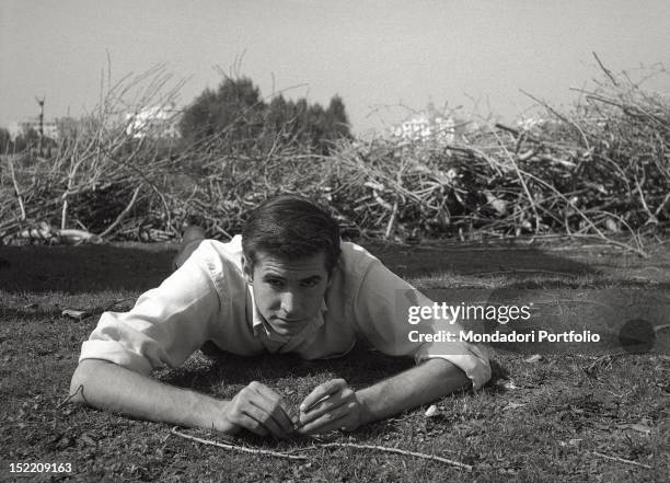 The US actor Anthony Perkins, best known for playing Norman Bates, the serial killer of the film 'Psycho' directed by Alfred Hitchcock, is lying down...