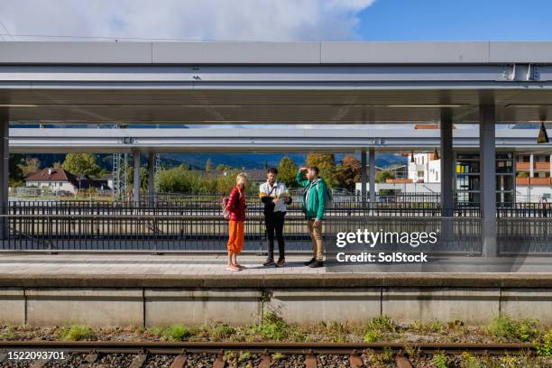 obtenir des itinéraires du guide touristique - quai de gare photos et images de collection