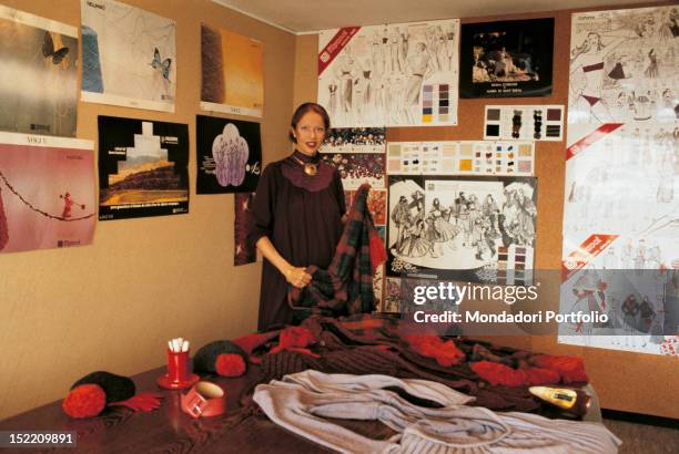 German fashion designer Regina Schrecker, wife of Industria filati Pucci owner's Leandro Gualtieri, shows some textiles. Prato , 1980.